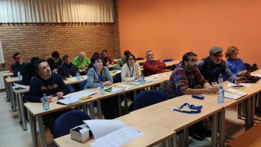 Fiuza Asorey, con alumnas de Formación do Profesorado que participan na elaboración de material sensorial para usos educativos Fiuza Asorey, con alumnas de Formación do Profesorado que participan na elaboración de material sensorial para usos educativos