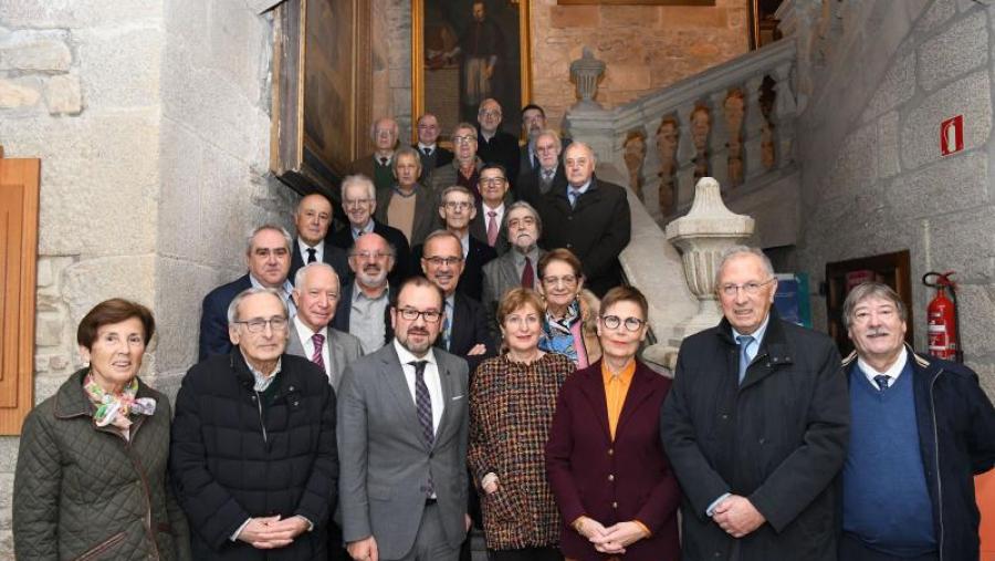 O reitor, no centro, xunto coa representación da asociación recén creada de profesores eméritor. Foto: Santi Alvite O reitor, no centro, xunto coa representación da asociación recén creada de profesores eméritor. Foto: Santi Alvite