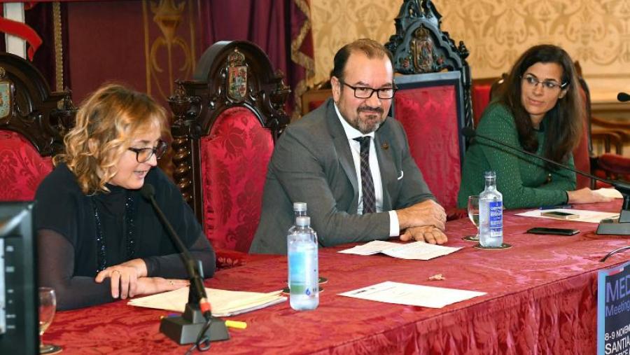 Antonio López, no centro da imaxe, xunto á vicepresidenta de Medel Mariarosaria Guglielmi, e Iria Gozález-López do secretariado de Medel. Foto: Santi Alvite
