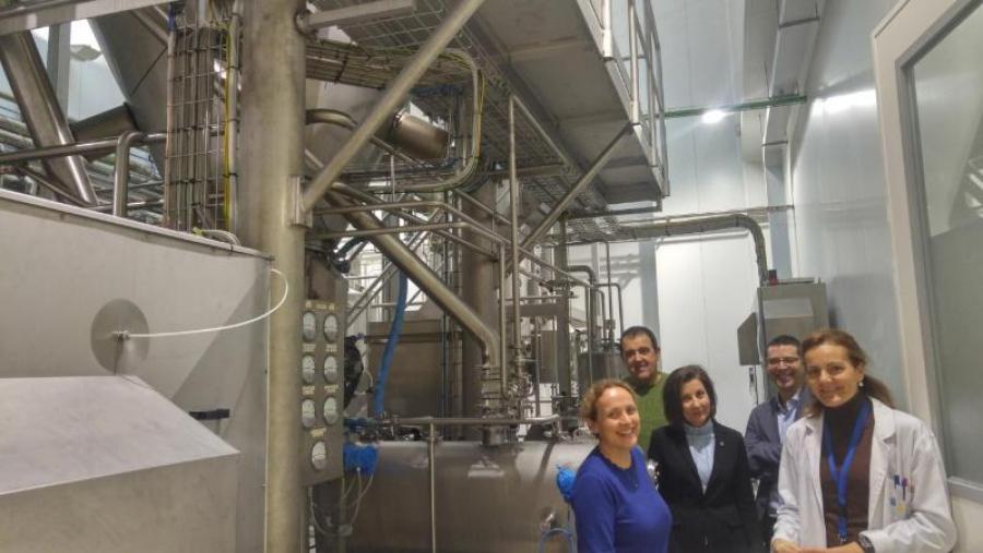 De esquerda a dereita, Edwige Gilbert, Ignacio Bernáez, Elvira López Mosquera, José Antonio González e Paz Fernández-Albalat, na Aula de Produtos Lácteos e Tecnoloxías Alimentarias da USC De esquerda a dereita, Edwige Gilbert, Ignacio Bernáez, Elvira López Mosquera, José Antonio González e Paz Fernández-Albalat, na Aula de Produtos Lácteos e Tecnoloxías Alimentarias da USC