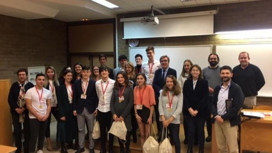 Participantes e organizadores da fase provincial do I Torneo Nacional de Debate Económico en Bacharelato, na Facultade de Ade Participantes e organizadores da fase provincial do I Torneo Nacional de Debate Económico en Bacharelato, na Facultade de Ade
