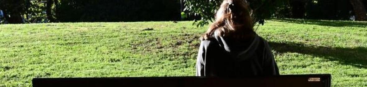 Estudante nun banco