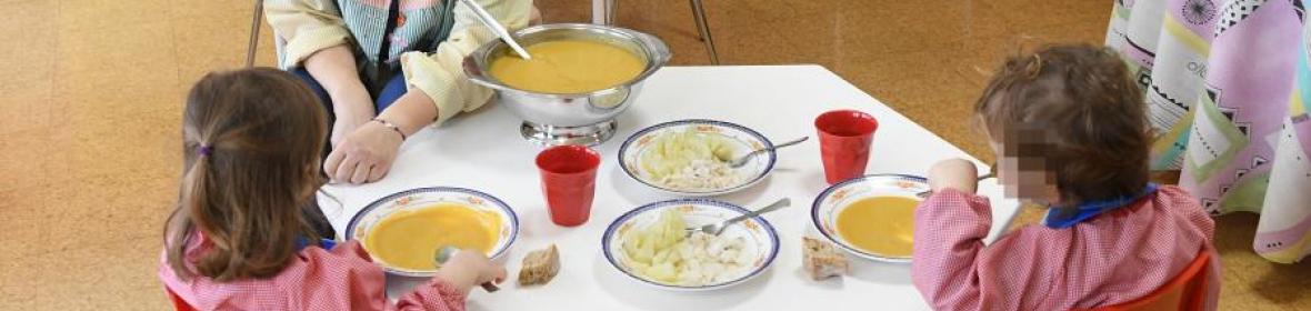 Nenos no comedor