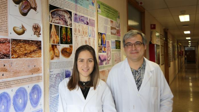 Paula Rodríguez Villamayor, á esquerda, e Pablo Sánchez Quinteiro, na Facultade de Veterinaria