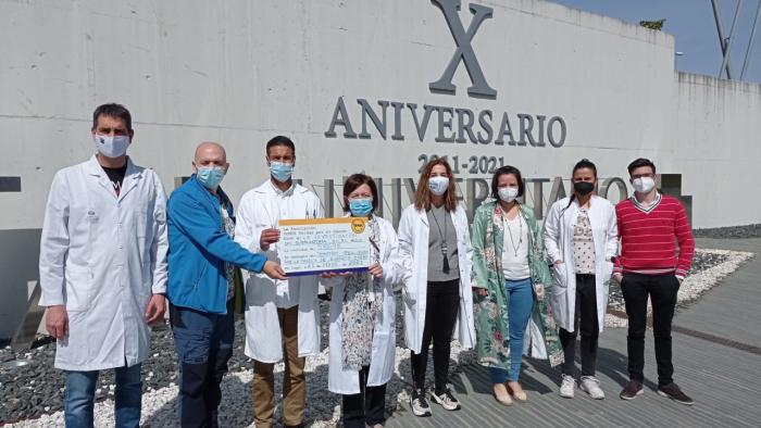 Somos Unidos polo Cancro entrega un cheque coa doazón da familia de Alberto Otero a investigadores do HULA e da USC