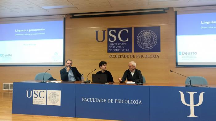 De esquerda a dereita, os profesores David Facal, Marcos Díaz e Castor Méndez durante a súa intervención nas II Xornadas sobre bilingüismo