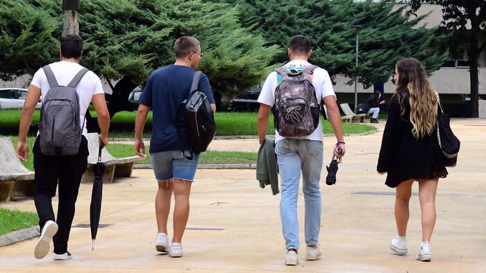 Poden participar no proxecto tanto o estudantado de último curso de grao ou mestrado como as persoas tituladas de mestrado ou graduadas no curso pasado. Foto: Santi Alvite