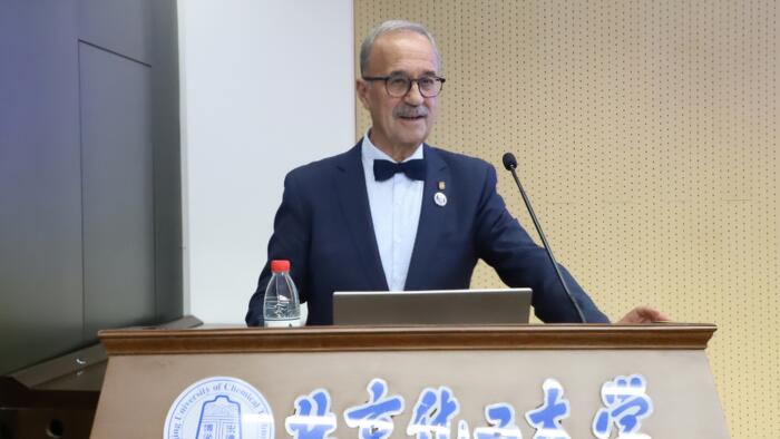 O profesor Lema, agradecendo o recoñecemento en Beijing