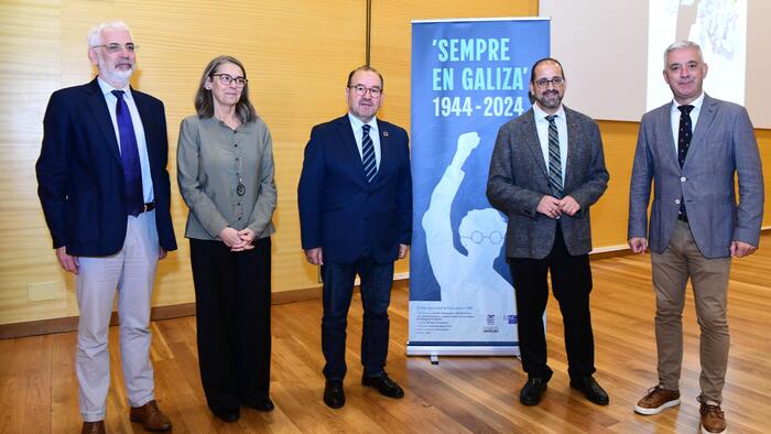 O decano Elias Feijó, esquerda, a vicedecana Elsa González, o reitor Antonio López, o director da Cátedra, Henrique Monteagudo; e o secretario xeral da Lingua, Valentín García. FOTO: Santi Alvite