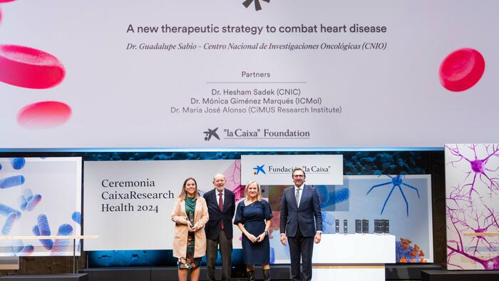 María José Alonso (segunda pola redeita) con Guadalupe Sabio, Javier Solana e Ignasi López, na cerimonia de entrega dos premios.  Foto: Fundación ”la Caixa”