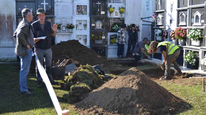 Instantánea dos traballos do equipo de investigación na fosa de O Val