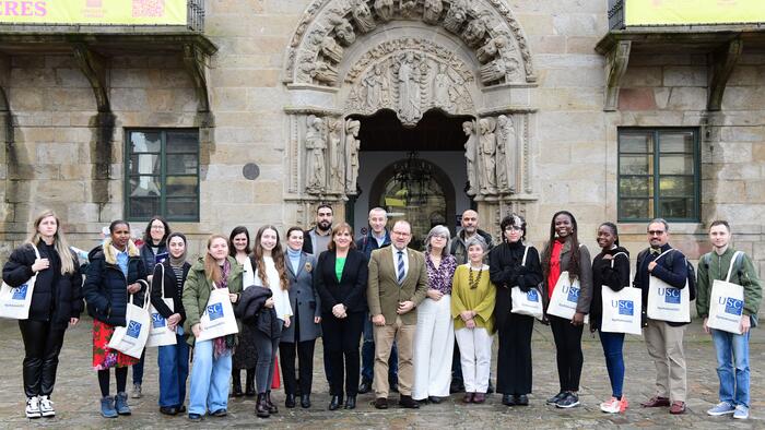Foto de grupo do reitor e autoridades con parte do estudantado beneficiario dos programas de cooperación internacional. Foto: Santi Alvite