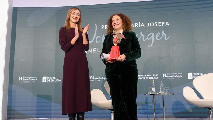 María Loureiro recolleu o premio da man da conselleira Fabiola García. Foto: Xunta de Galicia