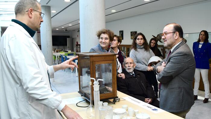 O reitor e José Otero atenden as explicacións do persoal técnico. Foto: Santi Alvite