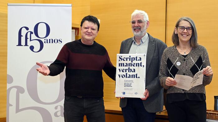 Xurxo Souto, Elias J. Torres Feijó e Elsa González, na presentación. Foto: Santi Alvite