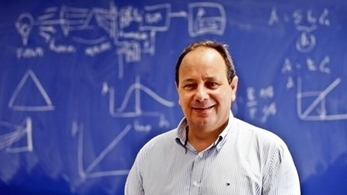 Carlos Herrero é Catedrático de Química Analítica no Campus Terra