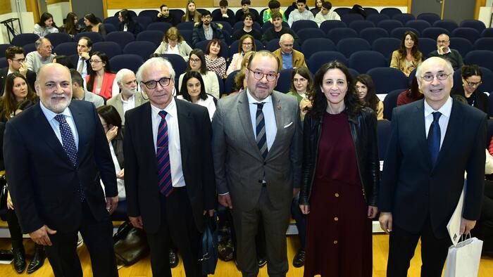 De esquerda a dereita, Pérez de los Cobos, Javier Gárate, Antonio López, a vicedecana Silvia Moscoso e Jesús Salgado. Foto: Santi Alvite