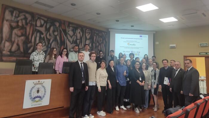 Na inauguración da sesión participaron o vicerreitor de Transformación Dixital e Innovación, Gumersindo Feijoo, e o vicedecano de Estudantes e Relacións Internacionais, Adrián Dios. Na inauguración da sesión participaron o vicerreitor de Transformación Dixital e Innovación, Gumersindo Feijoo, e o vicedecano de Estudantes e Relacións Internacionais, Adrián Dios.