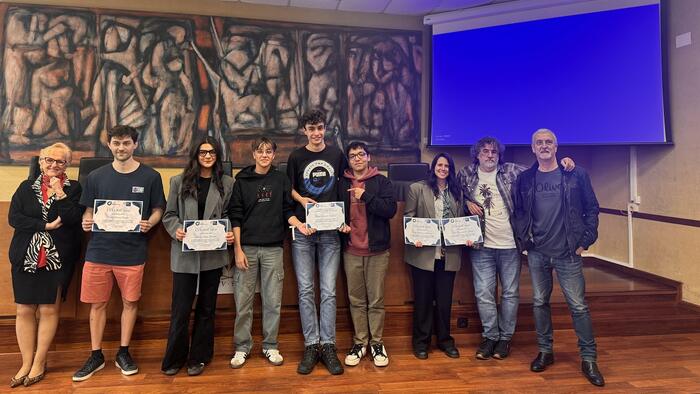 As persoas participantes (co gañador no centro) xunto cos membros do xurado e autoridades académicas As persoas participantes (co gañador no centro) xunto cos membros do xurado e autoridades académicas