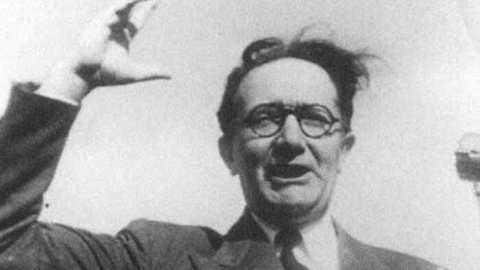 Castelao falando en Montevideo nun acto de Galeuzca en 1945. Foto: Picryl