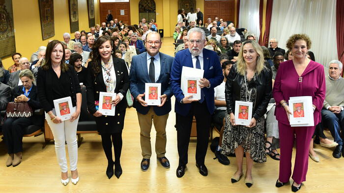 O reitor e o presidente do Parlamento, xunto coas profesoras que participaron no libro. Foto: Santi Alvite
