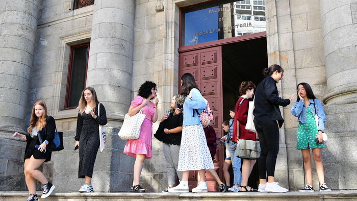 Imaxe de arquivo de estudantado diante da Facultade de Xeografía e Historia. FOTO: Santi Alvite Imaxe de arquivo de estudantado diante da Facultade de Xeografía e Historia. FOTO: Santi Alvite
