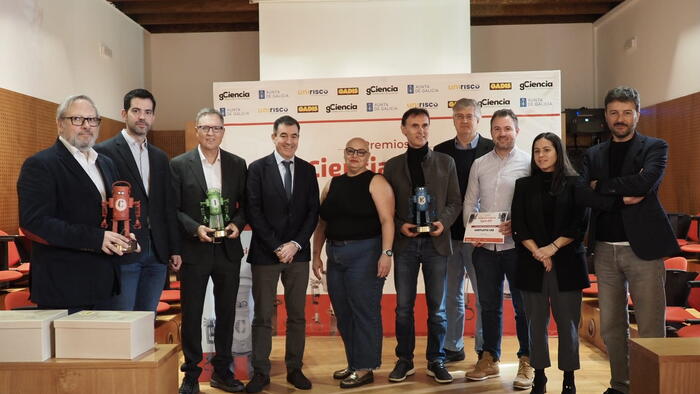 Foto de familia de autoridades e persoas premiadas