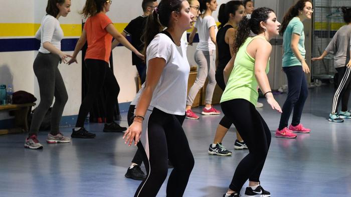 estudantes practicando zumba