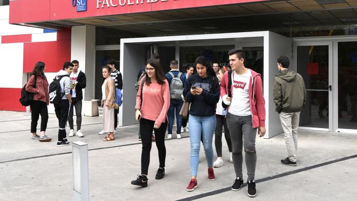 Estudantes saíndo dunha facultade