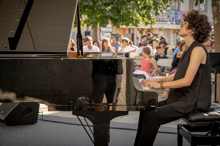 Aida Saco Beiora, ao piano nunha actuación