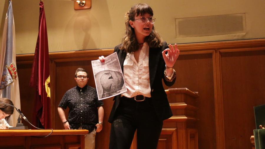 Uxía Sánchez durante a final da Liga Interna de Debate académico. Noel Suárez