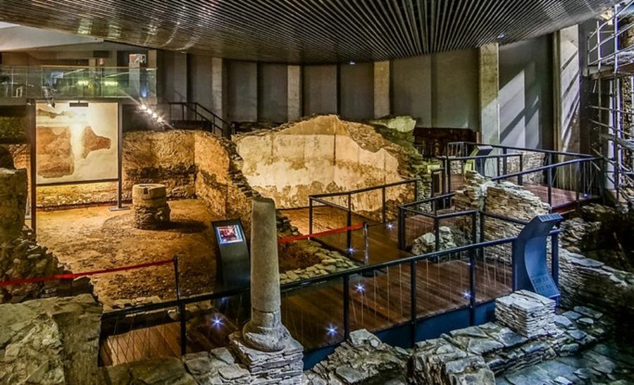 Xacemento arqueolóxico do Museo Universitario A Domus do Mitreo