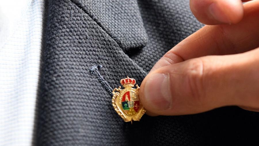 O reitor Antonio López imporá a Insignia de Ouro da USC ao profesor emérito Ramón J. Méndez Pampín. Foto: Santi Alvite