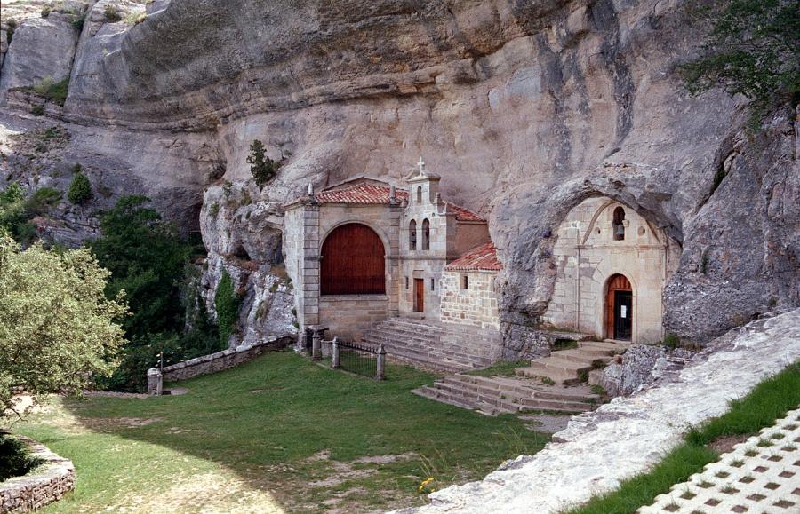 Vista do Monumento Natural de Ollo Guareña en xullo de 2018. (FOTO: Roberto Lumbrera via Wikimedia Commons)