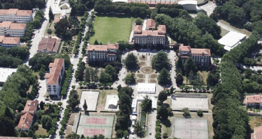 O campo de hóckey sitúase á beira do Colexio Maior Fonseca