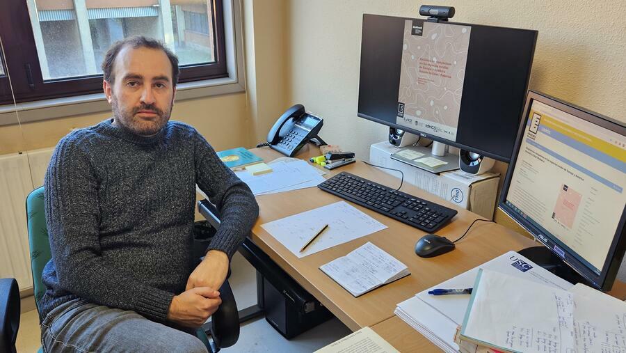 Rubén Castro Redondo é docente en Humanidades