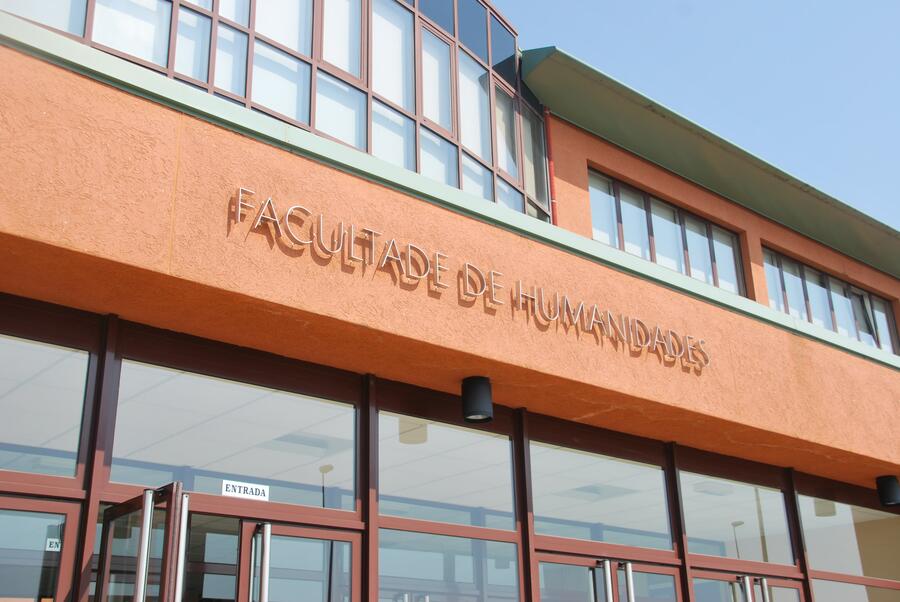 Fachada coa entrada da Facultade de Humanidades
