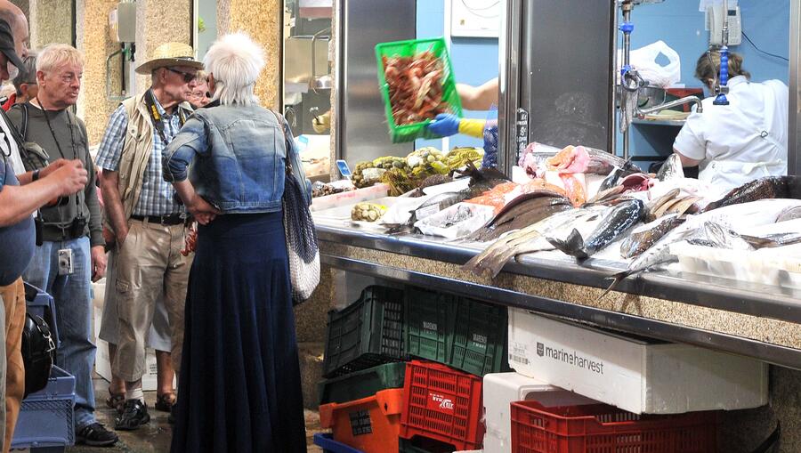 Un grupo de turistas visita o Mercado de Abastos de Santiago. Foto: Santi Alvite