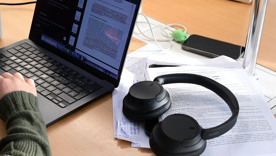 Estudante con ordenador na biblioteca da ETSE. Foto: Santi Alvite
