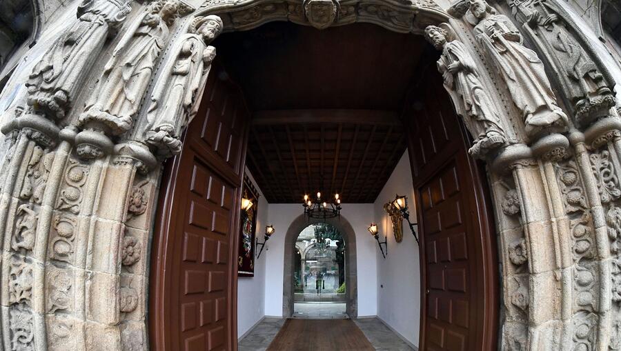 Entrada da Reitoría. Foto: Santi Alvite