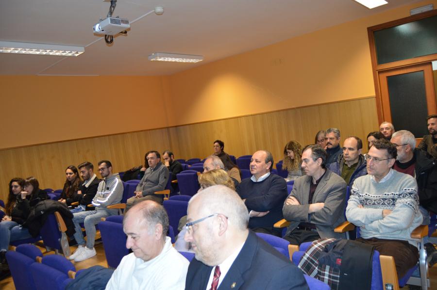 Docentes e alumnos presentes na cerimonia de entrega de premios