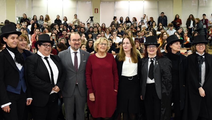 Carmena xunto ao reitor Antonio López e o público asistente á conferencia. FOTO: Santi Alvite