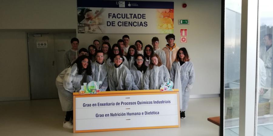 Estudantes de ensino medio e docentes, na Facultade de Ciencias