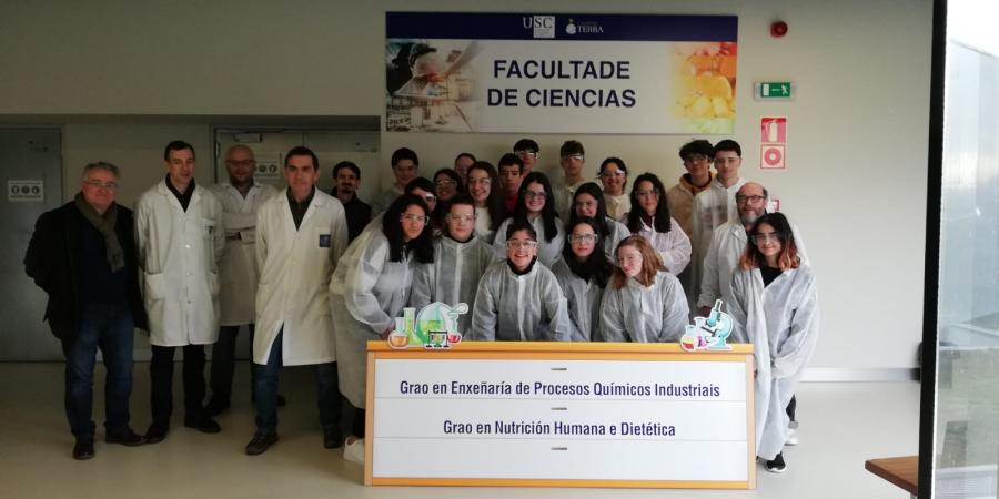 Alumnos nun laboratorio da Facultade de Ciencias