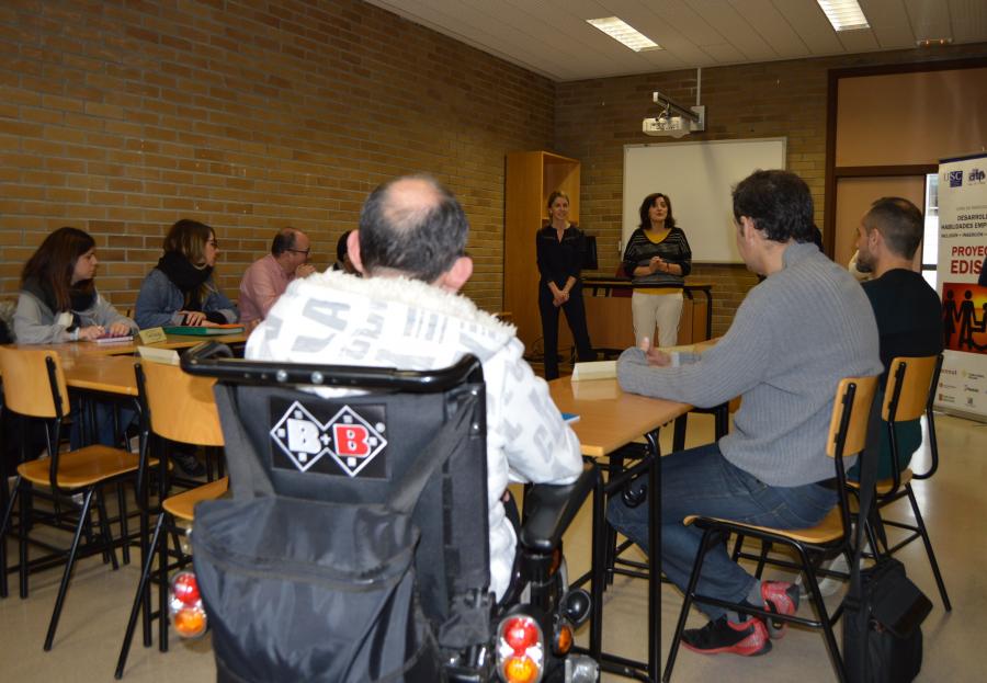 Alumado e organizadores do proxecto Edison, na Facultade de Administración e Dirección de Empresas da USC