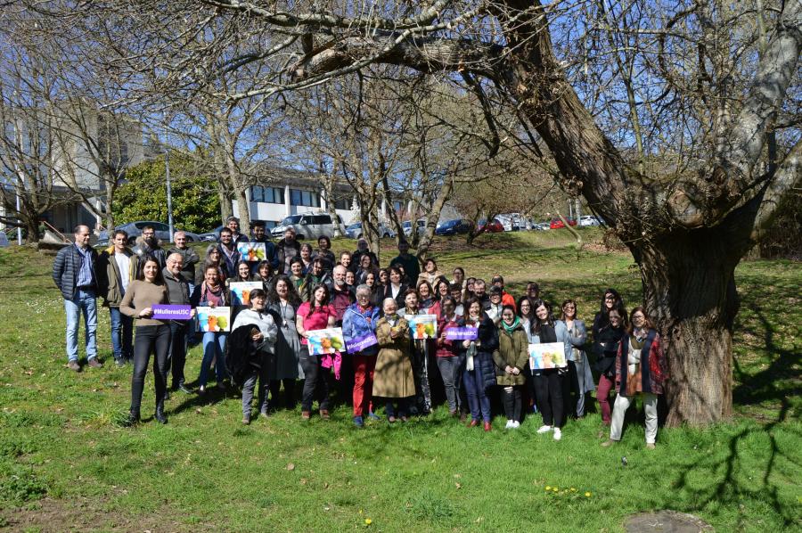 Foto de participantes no acto de homenaxe á muller rural, nos xardíns da EPS de Enxeñaría do Campus de Lugo