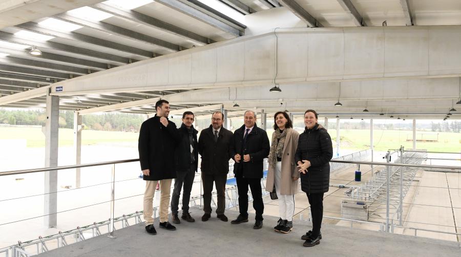 Roberto Fernández, Germán Santamarina, Antonio López, Montserrat Valcárcel e Pilar García, nas instalacións da Granxa Experimental. Foto: Santi Alvite