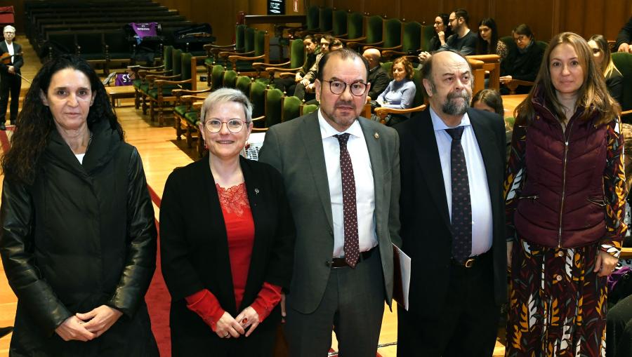 O relatorio central do acto correu a cargo de Antonio De Pro Bueno, á dereita do reitor, quen ocupa o centro da imaxe. tamén tomaron parte no acto a decana Carmen Fernández Morante, a vicedecana Josefa del Carmen Fernández de la Iglesia e a secretaria Cristina Abeal Pereira. FOTO: Santi Alvite