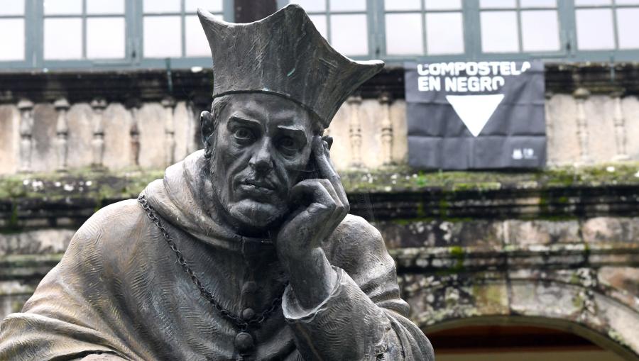 A USC vestiuse cos lemas de 'Compostela en negro'. FOTO: Santi Alvite
