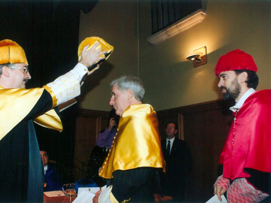 Miguel Caínzos colocando o birrete a Konrad Messmer xunto a Sindo Guinarte